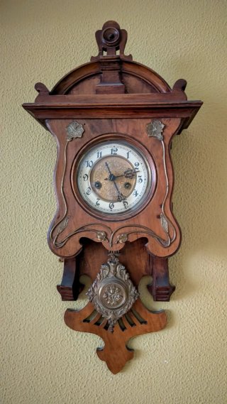 Reloj de pared antiguo de madera