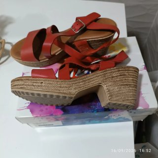 Sandalias rojas y marrones