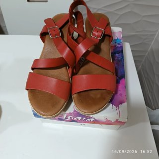 Sandalias rojas y marrones
