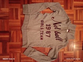 Chaqueta juvenil gris con cremallera