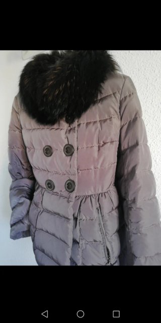 Chaqueta acolchada gris con cuello de pelo