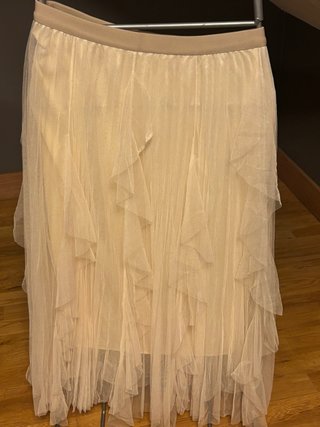 Falda larga beige con volantes