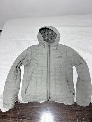 Chaqueta The North Face Gris. Buen estado, usada.