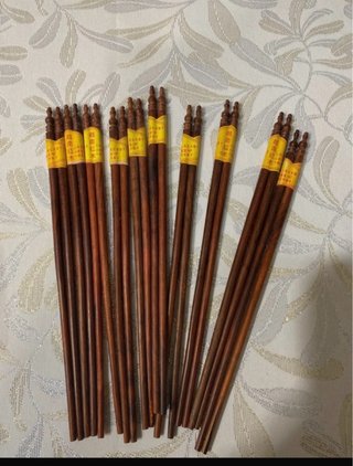 Scatola e bacchette in legno