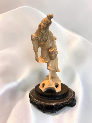 Figura sabio pescador chino tallada