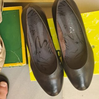 Zapatos Pitillos Negros y Dorados
