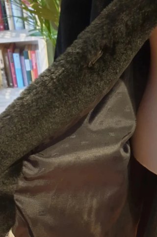 Abrigo de pelo negro