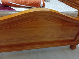 Mesita de Noche de Madera. Armario de tres puertas