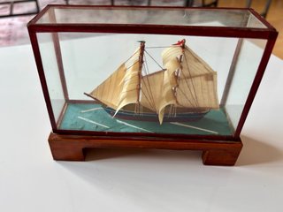 Maqueta de Barco Antiguo en Urna de Cristal