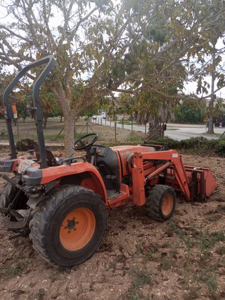 Tractor Kubota STV40 con pala