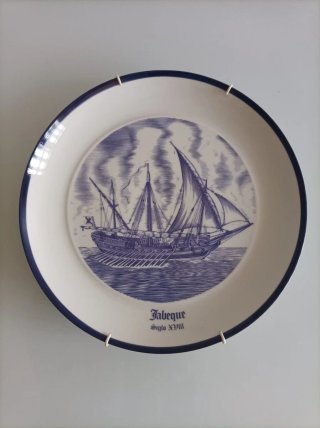 Platos barcos antiguos con perchas
