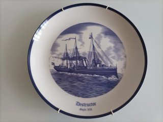 Platos barcos antiguos con perchas