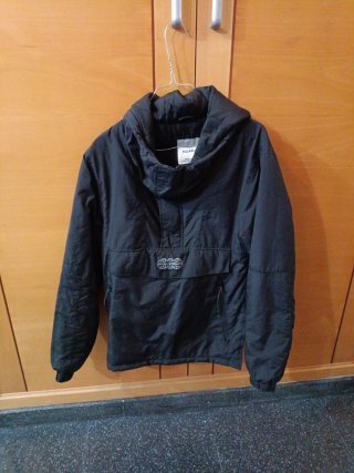 Cazadora Pull&Bear negra capucha hombre/ niño XXS