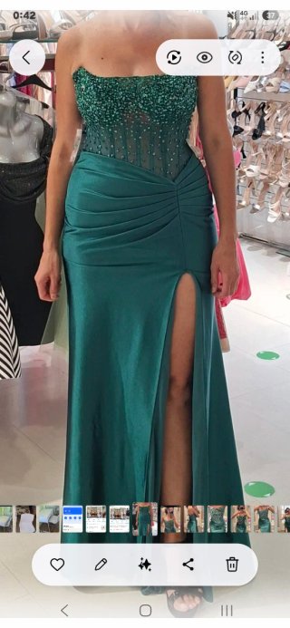 Vestido largo verde con pedrería