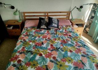 Conjunto cama madera + 2 mesitas