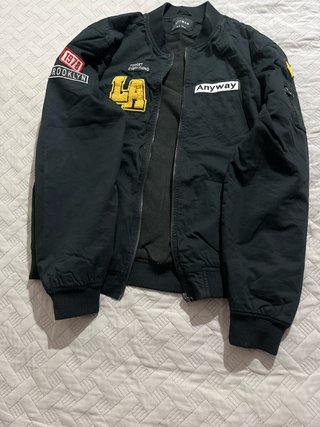 Cazadora Bomber Negra con Parches