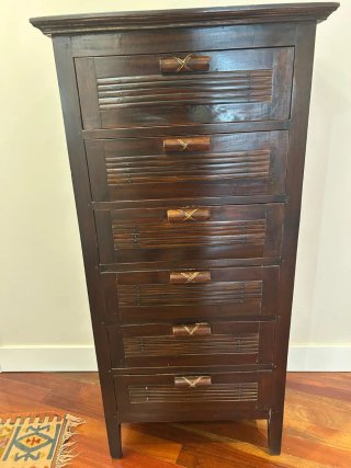 Cómoda de bambú y madera oscura