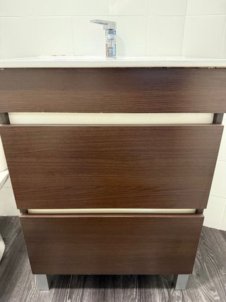 Mueble de baño con lavabo y grifo