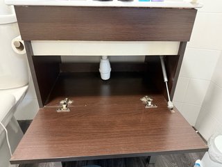 Mueble de baño con lavabo y grifo