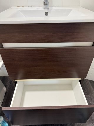 Mueble de baño con lavabo y grifo