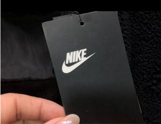Chaqueta Nike Negra con Swoosh Blanco