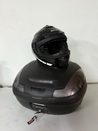 Baúl de moto SMK y casco negro
