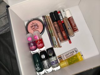 Lotto prodotti make-up Essence