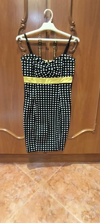 Vestido de fiesta negro y amarillo