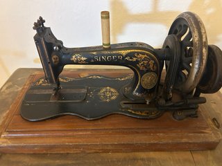 Máquina de Coser Antigua con Mueble