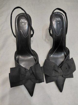 Zapatos de tacón Zara negros con lazo