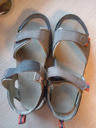 Sandalias de senderismo en tonos marrones