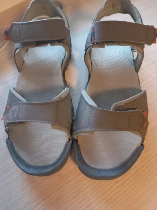 Sandalias de senderismo en tonos marrones