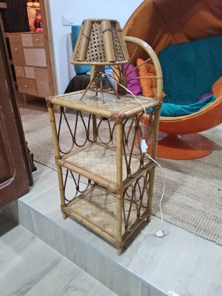 Mesita y Lámpara de Mimbre