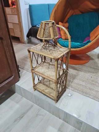 Mesita y Lámpara de Mimbre