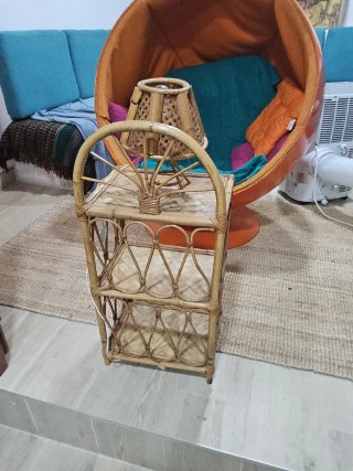 Mesita y Lámpara de Mimbre
