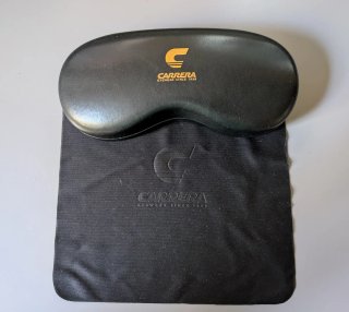 Funda original de gafas Carrera con gamuza