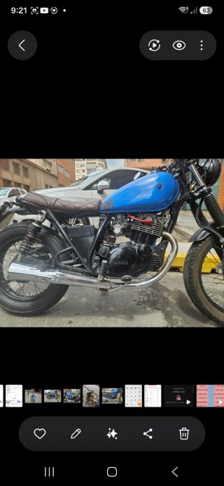 Moto estilo café racer azul
