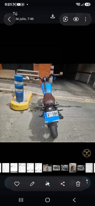 Moto estilo café racer azul