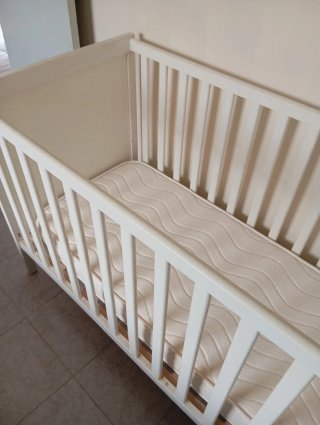 Cuna bebé blanca con colchón