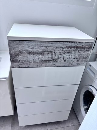 Cómoda blanca de madera