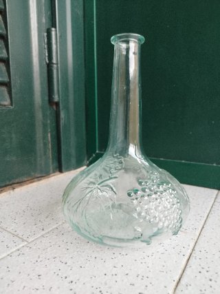 Bottiglia in vetro con decoro a grappoli
