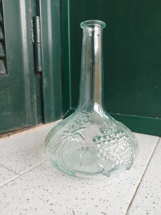 Bottiglia in vetro con decoro a grappoli