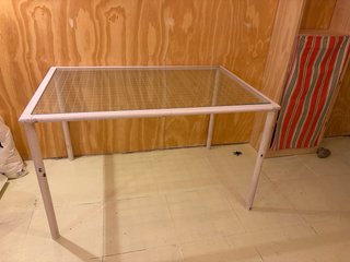 Mesa de metal y cristal
