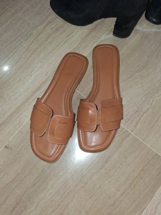Sandalias Planas Marrones y botines.