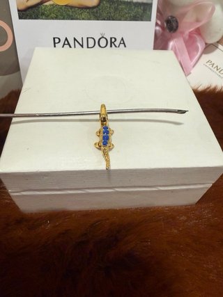 Charm Pandora Cocodrilo Azul y Dorado