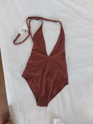 Bañador Zara marrón escote pico