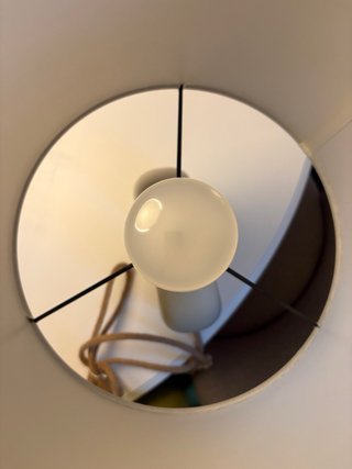 Lámpara de mesa beige