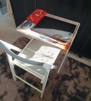Mesa plegable ajustable con diseño