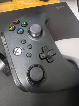 Xbox One X 1TB + 2 mandos + cables