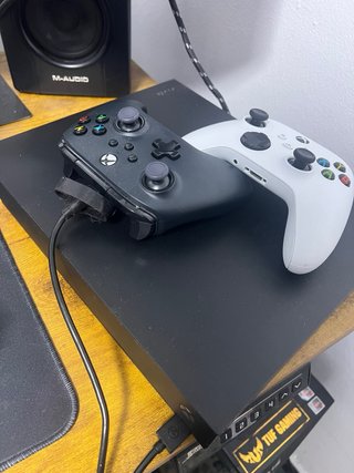 Xbox One X 1TB + 2 mandos + cables